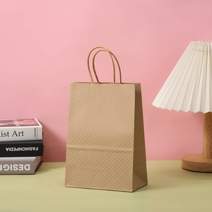 Sac cadeau en papier kraft marron à rayures blanches et poignée en corde torsadée