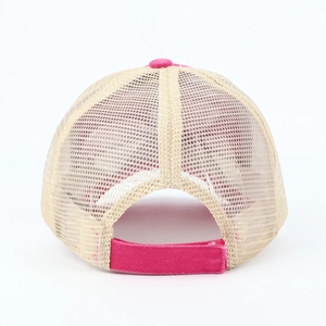 Detailaufnahme der Trucker-Cap Rückseite mit Klettverschluss in Pink und Beige