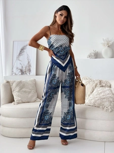 Détail de l'ensemble deux pièces imprimé bohème bleu avec haut court et pantalon large