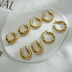 Boucles d'Oreilles Créoles Torsadées en Acier Inoxydable Style Océan Plaqué Or Texture Spirale U-Forme Bijoux Femme