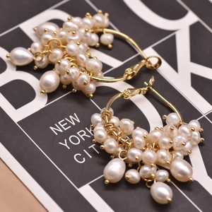 Goldene Creolen mit Barockperlen auf New York City Display-Karte für Damen