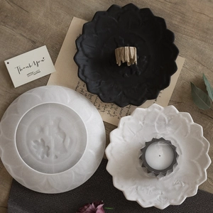 Lotus siliconen mallen voor DIY hars trays en kandelaars op houten oppervlak