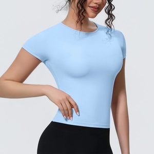 T-shirt de yoga bleu clair à manches courtes, coupe ajustée et tissu respirant sport