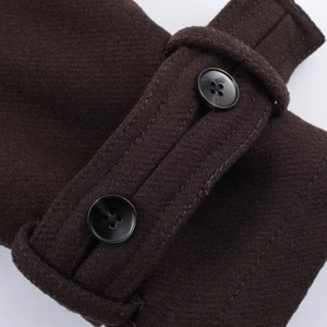 Vue macro détaillée du tissu en laine marron foncé avec des boutons ronds noirs