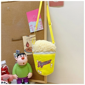Sac à bandoulière en peluche en forme de pop-corn pour enfants sur un tableau