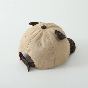 Détail de la casquette baseball enfant en suédine avec oreilles imprimé léopard