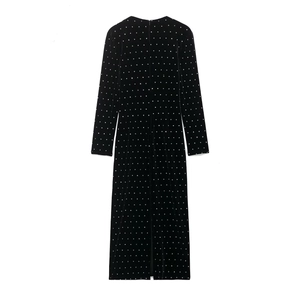 Elegante vestido midi de terciopelo negro con manga larga y patrones de cuentas blancas