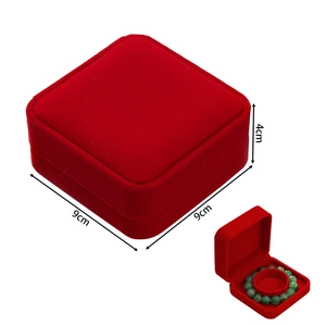 Detailed view of a red velvet jewelry box for bracelets with dimensions 9x9x4cm
