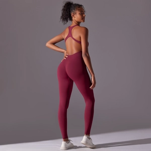 Detail eines weinroten, rückenfreien nahtlosen Yoga-Jumpsuits mit dünnen Trägern