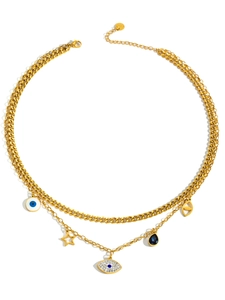 Dettaglio di pendenti occhio del diavolo e stella dorati con strass su collana