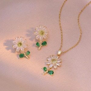 Elegant gold flower jewelry set with sparkling zircon daisy necklace and stud earrings