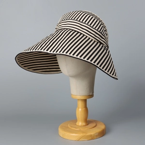 Détail d'un chapeau de soleil à large bord avec texture tissée classique rayée noir et blanc