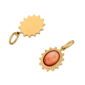 Detail eines Gold-Edelstahl-Anhängers mit Sonnenrahmen und orangem Naturstein