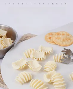 Modello alimentare realistico di rotolo di patate artificiale con texture di condimento