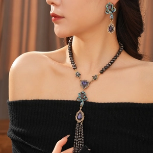 Détails de l'ensemble collier serpent vintage avec strass violets et bleus sur modèle