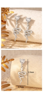 Détail de la boucle d'oreille serpent argentée avec zircon cubique cœur et dimensions