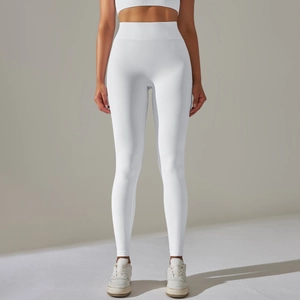 Détail du legging de yoga blanc sans couture montrant la maille et les zones respirantes