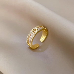 Makroansicht des verstellbaren Kleeblatt-Rings mit Kristallen und Perlenrand-Detail