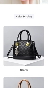 Détail du sac noir à damier avec garniture dorée et pendentif feuille de perle