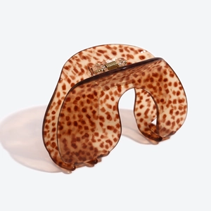 Détail de la pince à cheveux motif écaille de tortue avec finition polie brillante