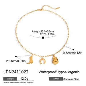 Dimensions du collier en acier doré avec pendentifs de botte et chapeau de cowboy