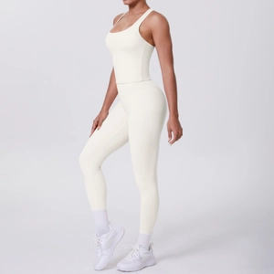 Détail d'un ensemble de yoga crème avec haut dos nageur et legging porté par un modèle