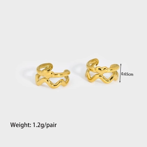 Detail view of 18K gold heart wavy ear cuff showing 0.65cm width and 1.2g weight