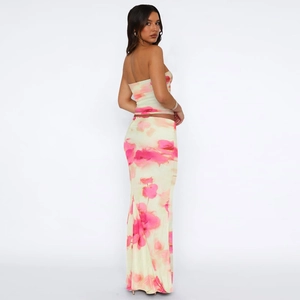 Vue arrière détaillée d'un ensemble jupe longue et haut bandeau ajusté à imprimé floral
