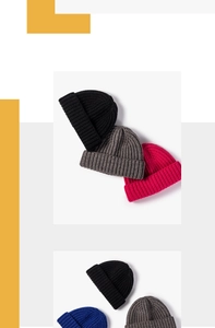 Gros plan de bonnets en grosse maille côtelée dans plusieurs couleurs et textures vives