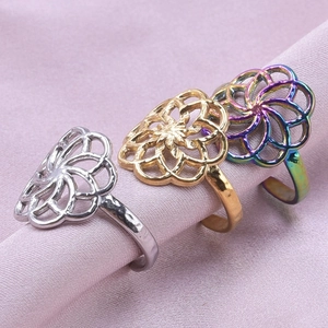 Détail des bagues en acier inoxydable 304 à motifs floraux en argent, or et arc-en-ciel