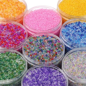 Primo piano di varie perline colorate trasparenti per la creazione di gioielli fai-da-te