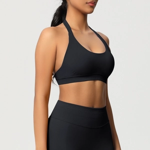 Détail du soutien-gorge de sport dos nu noir et du legging de yoga côtelé sculptant