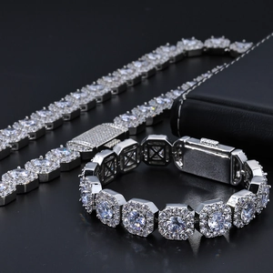 Vue macro d'un bracelet et collier hip hop argentés sertis de zircons étincelants