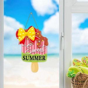 Plaque suspendue en bois Sweet Summer en forme de glace avec nœud devant une plage