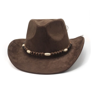 Detail eines dunkelbraunen Wildleder-Cowboyhuts mit ethnischem Holzperlen- und Steinband