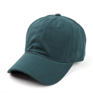 Dettaglio ravvicinato del cappellino da baseball verde scuro in cotone pettinato con trama saia