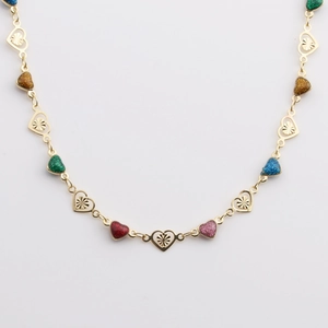 Collier doré avec pendentifs cœurs géométriques colorés scintillants sur fond blanc