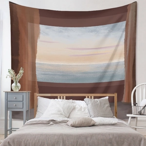 Tapisserie bohème abstraite de paysage accrochée au mur d'une chambre au style minimaliste