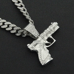 Chaîne cubaine argentée hip hop avec pendentif pistolet incrusté de strass pour hommes