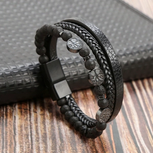 Dettaglio macro del bracciale in pelle da uomo con ciondolo Albero della Vita e chiusura