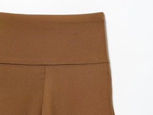 Detailaufnahme des hohen Gürtels und der Nähte an der braunen Falten-Ballonhose