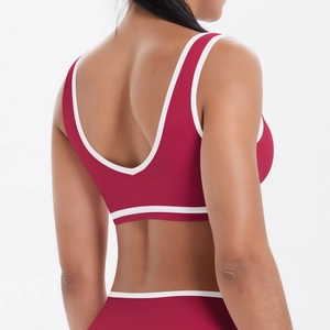 Détail du soutien-gorge de sport rouge avec bordures contrastées blanches et dos nageur