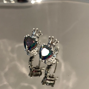 Elegante silberne Kronen-Ohrringe mit herzförmigem Zirkon und schöner Spiegelung