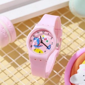 Dettaglio dell'orologio da bambini in silicone rosa con dinosauro blu