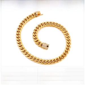 Détail d'une chaîne cubaine 12mm en acier doré avec fermoir serti de diamants CNC style hip-hop