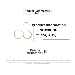 Detail specifications of 4cm gold twist hoop earrings showing 13g weight and metal texture