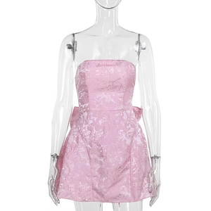 Détail du tissu jacquard rose sur une robe mini bustier aux motifs floraux