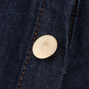 Robe courte en denim rétro avec boutons métalliques et coutures orange contrastées
