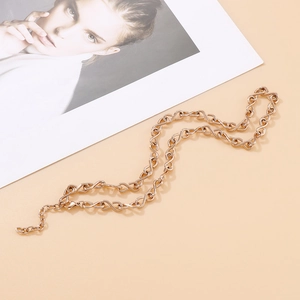 Détail du collier infini en or rose avec fermoir mousqueton et chaîne de réglage