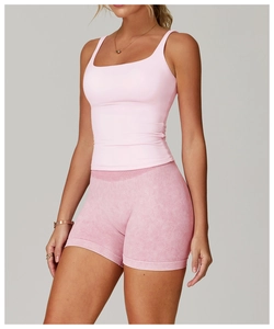 Détail de la brassière de sport rose pâle à col carré et du short de fitness effet marbre